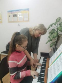 “Мне очень повезло с учителями. Они самые мудрые и терпеливые” , — говорит Аня. С Натальей Шульминой на занятиях по фортепиано.Музыка живет в моем сердце