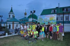 На фоне баннера с ПаскьеВ Чебоксарах состоялся ночной велопробег «Чебоксарский велозвон»