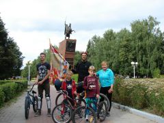 На фоне памятника ЧапаевуИсторик из Чапаевска отправился в колыбель Революции на велосипеде велосипед велопутешественник 