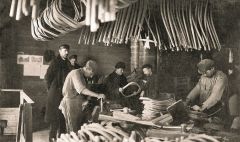 На урмарской фабрике гнутой мебели, основанной Н.Курбатовым. 1930 год.Купцы Чувашии: капиталисты и меценаты