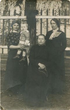 Надежда Ефимова (справа) и ее тетя Екатерина Воинова (в центре) из Синьял.Век учителей Павловых Истоки и наследники 