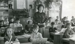 Нина Павловна за свою жизнь выпустила уже 12 классов. Фото середины девяностых годов прошлого века. Фото из семейного архиваМама двенадцатого уровня