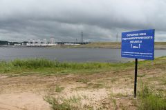 Нижний бьеф. Запрещающий знак на левом берегуГЭС не место для рыбалки Чебоксарская ГЭС рыбалка запретка 