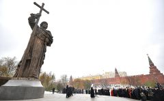 фото kremlin.ruВладимир Путин принял участие в открытии памятника князю Владимиру у стен Кремля