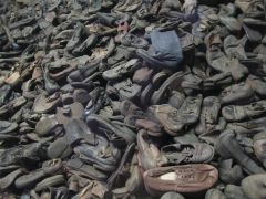 За несколько дней до освобождения лагеря фашисты подожгли склады, уцелели свыше 5000 пар женской обуви, 38000 пар мужской обуви.Освенцим: об этом надо помнить всегда. Всем! Правда о войне Дата в истории 