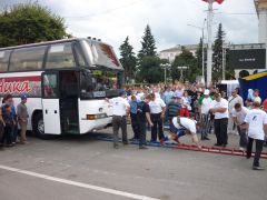 Д.Смирнов и автобусы тягает... Битва “железных” людей Сила богатырская День города Чебоксары-2011 