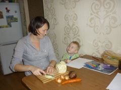 Пока мама варит суп, Игорек рисует. Фото автораОдин день  из жизни мамы фоторепортаж 