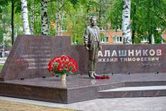 Памятник М. Калашникову в сквере его имени. Фото из открытых источниковКаникулы по-ишкарски Путешествуем по России 