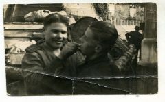 9 мая 1945 года в Праге. Фото из архива Л.МишаковойПервым делом побрился Человек на войне 