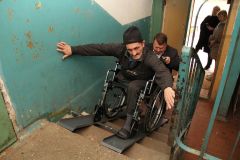 Подъем на инвалидном кресле по пандусу требует больших усилий как от колясочника, так и от его сопровождающего. Анатолий Петров попросил управляющую компанию установить на стене поручни.Творить добро не так-то просто Доступная среда 