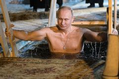 Президент России Владимир Путин окунулся в прорубь в ходе посещения Нило-Столобенской пустыни  на Селигере.В Иордань за чудом и здоровьем Крещение 
