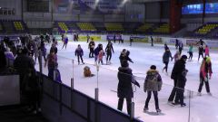 На ледовом стадионе “Сокол” собрались любители катания на коньках. Фото Остапа ПерковаЧтоб здоровым оставаться, надо спортом заниматься День здоровья 
