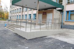 Вход в школу № 5 теперь приспособлен и для инвалидов.  Фото Александра СИДОРОВАДетство без барьеров