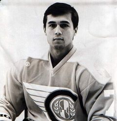 Олег Салтыков пришел в хоккей в 1975 году.Где рождаются рыцари клюшек и шайб хоккей ХК Сокол СДЮСШОР № 4 