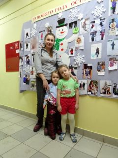 Саша и Анабелла Игонины с мамой Марьяной у выставки зимних семейных фотографий.Селфи в сказке Эхо праздника 