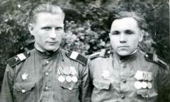 Александр Шибаршин (справа) с боевым товарищем. Снимок сделан во время войны.  Фото из личного архива дочериУмрем, но Сталинград не сдадим Как это было 