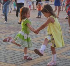 И дети пускаются в пляс. Фото автораСтолица живет  в ритме танцев танцующий город-2013 
