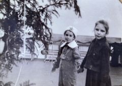 Татьяна Муллина (слева) в роли Нового года с подружкой Светой (1966 г.).Нас всех объединяет детство Проект “Для души” 