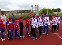 Традиционнное рукопожатиеЧебоксарская ГЭС подарила юным хоккеистам «Сокола» спортивную площадку РусГидро 