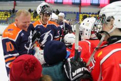 Традиционное рукопожатие после матчаДень воды на льду отметили в Новочебоксарске РусГидро 