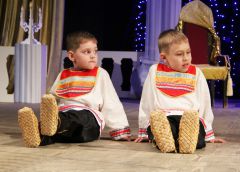 Песню “Лапти” дошколята из детсада № 44 исполнили на чувашском языке.Под парусом детства цветным Фестиваль детского творчества “В стране веселых ноток” 