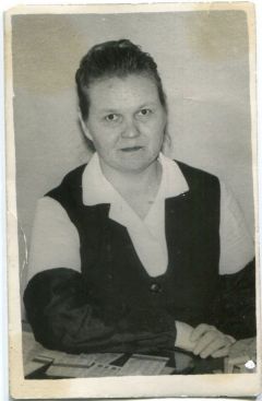 Мама Лидия Васильевна Доброва начинала нормировщицей в СУ‑41 стройтреста № 4 в 1961 году.Огни будущего города Первостроители 