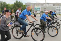 Велосипедисты на пробеге Зеленый стартЧебоксарская ГЭС объединилась с предприятиями Новочебоксарска на фестивале спорта РусГидро 