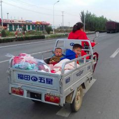 В таких “кукурузниках” китайцы возят все: и детей, и покупки, и кукурузу.Ем лапшу и по-китайски говорю Дневник Чувашского путешественника 