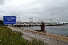 Запрещающий знак на дамбе подходного канала в нижнем бьефеГЭС не место для рыбалки Чебоксарская ГЭС рыбалка запретка 