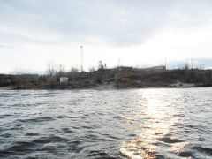 Вот то сакральное место на расстоянии 4 километров от Чебоксарской ГЭС, куда отправляют инспекторы, штрафующие рыбаков: белая будка и подтопленные деревья есть, знака запретной зоны нет. Фото автораРыбаков штрафуют. Законно?