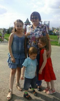 Зинаида Беля­ева с внукамиА у нас во дворе