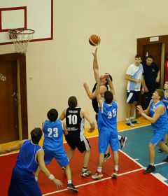 Фото Сергея ДмитриеваОранжевый мяч над кольцом баскетбол 