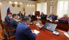 ЗаседаниеПострадавшим от АЧС владельцам свиней выплатят компенсацию  Глава Чувашии Олег Николаев 
