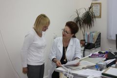 Лейла Адамян (справа) проводит консультацию. Фото cap.ruКонсультируют  главные  специалисты страны