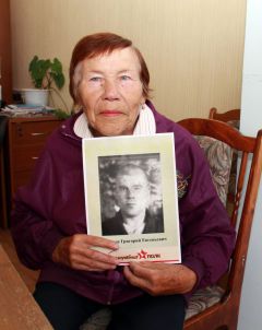 Валентина Буркова с портретом отца. Фото Марии СМИРНОВОЙ“Иду на передовую” Бессмертный полк 