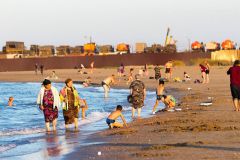 Местных жителей на пляже узнать легко: женщины купаются в платьях. Влюбиться в Дагестан — полюбить Родину Путешествуем по России 