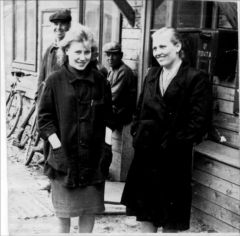 Нина Семенова (справа) у первой библиотеки, открытой в бараке. Фото из архива библиотекиЗа книгой и сегодня встают в очередь библиотека чтение 