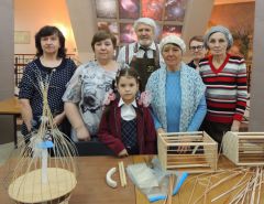 Народные умельцы провели мастер-классыВ Новочебоксарске открылась выставка «Без кисти и красок»