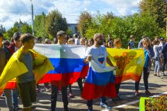 Фото Виктора Константинова Роща оделась в флаги России