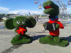 На Чебоксарской набережной установили зеленые памятники Чебурашке, крокодилу Гене и другим литературным героям