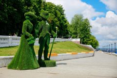 На Чебоксарской набережной установили зеленые памятники Чебурашке, крокодилу Гене и другим литературным героям