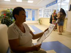 Зинаида Редькина пришла к стоматологу, а стала участницей акции “Читающий пациент”. Фото автораГде, как не в очереди, читать газету?