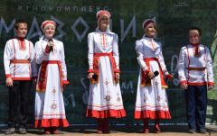 Песенные коллективы поздравили с Днем РеспубликиВ Чебоксарах прошел праздник "Чувашия - мой край родной" День Республики 