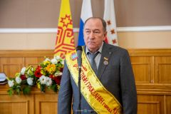Почетным гражданином стал бывший мэр города Николай ЕМЕЛЬЯНОВ.С прицелом на три пятерки