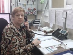 Диспетчер Ольга Божанова принимает звонки жильцов.“УК ЖКХ” в светло- бирюзовых тонах