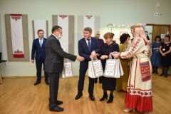 Фото: cap.ruПеринатальные центры Чувашии получили 50 распашонок с национальным орнаментом для рожденных в День чувашской вышивки