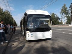 dscf9636.jpgМинистр транспорта Чувашии и сити-менеджер Чебоксар прибыли в Новочебоксарск на троллейбусе нового поколения