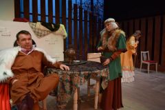 Сцена из нового спектакля Чувашского государственного экспериментального театра “Две колдуньи” .Что театры нам готовят?