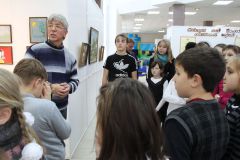 Андрей Анохин знакомит юных новочебоксарцев с выставкой. Фото автораСоюз художников, байкеров и детей 