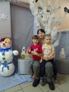 Фотозона группы Цветик-семицветик (Наталья Егорова с детьми Таисией и Егором).Селфи в сказке Эхо праздника 